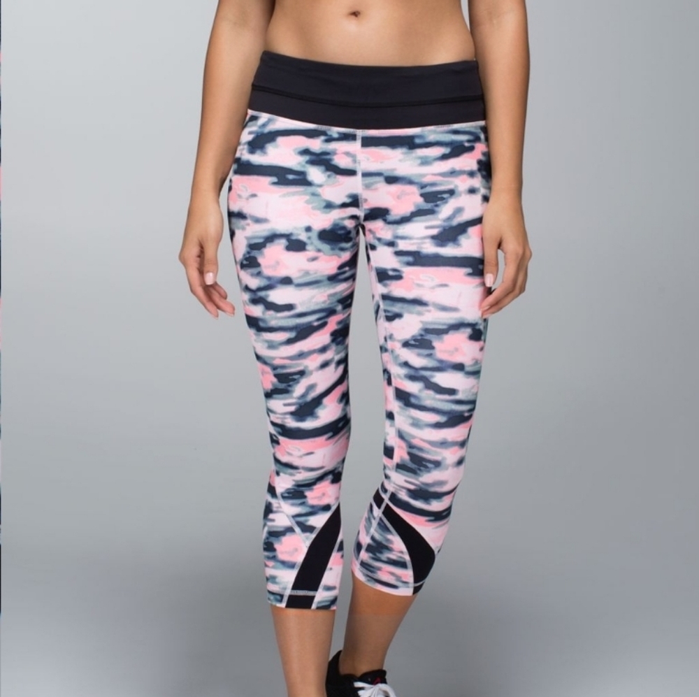 ⛱️Lululemon Run: Inspire Crop II *All Luxtreme in Wamo Camo Barely Pink